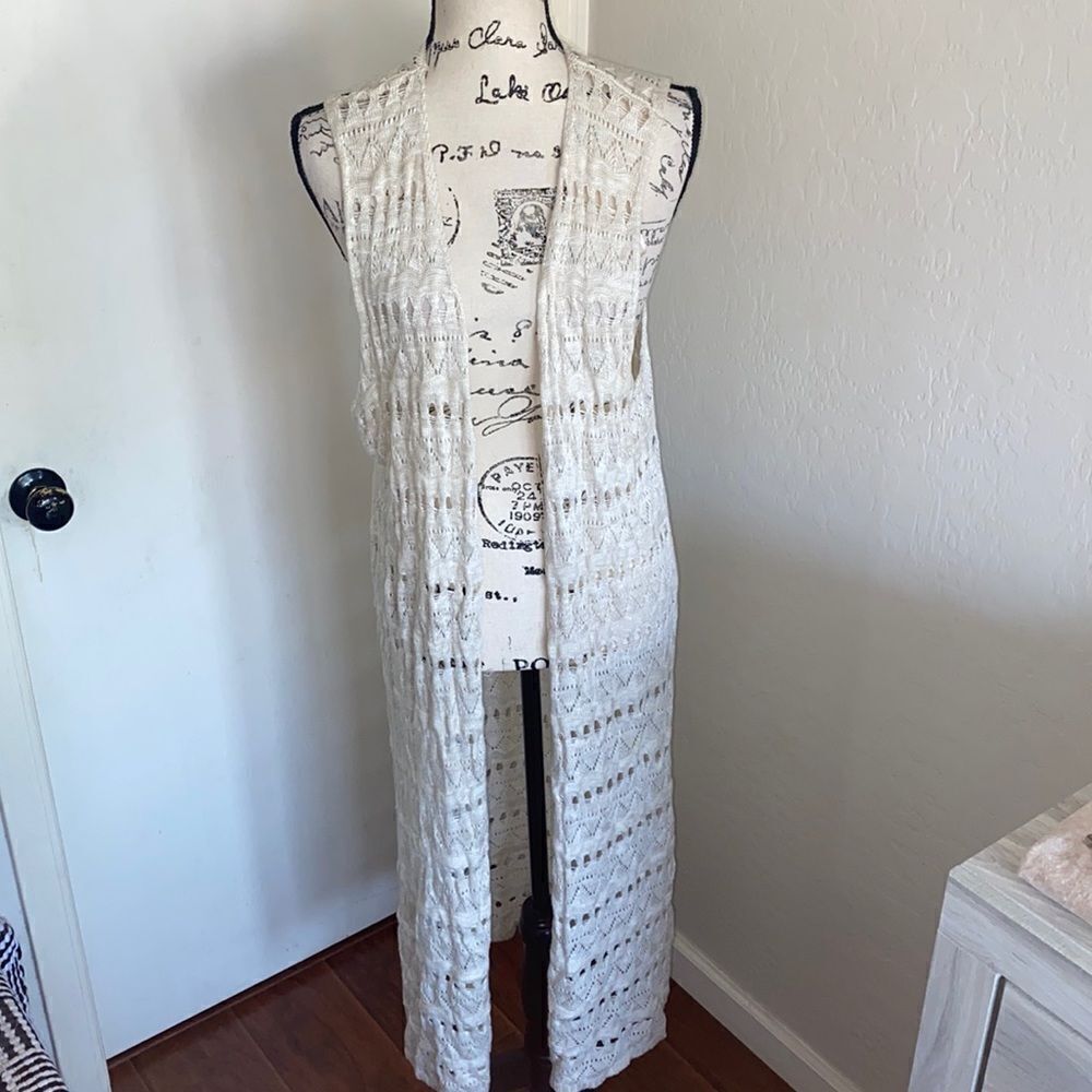 Joseph A. Woman Cream Colored Sleeveless Cardigan